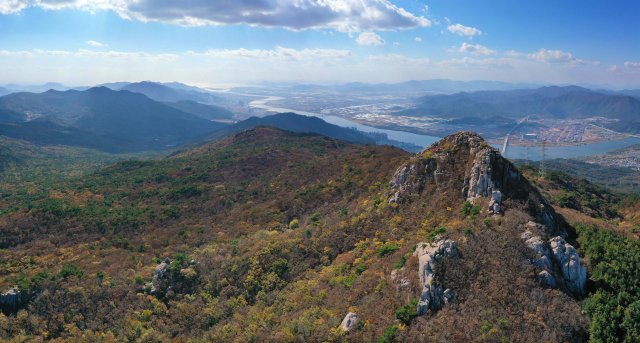 부산과 경남 양산에 걸쳐 있는 금정산이 지난 10월 31일 환경부 국립공원원위원회 최종 심의를 통해 전국 24번째이자 최초의 도심형 국립공원으로 지정됐다. 금정산 고당봉 일대 모습. 정종회 기자 jjh@