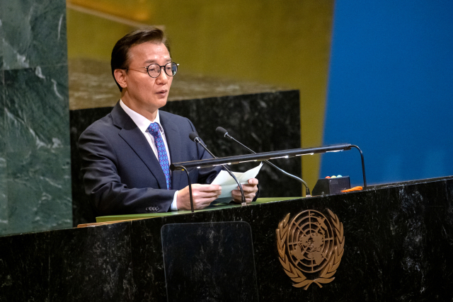현지시간으로 9일 미국 뉴욕에서 열린 UN 총회에서 결의안을 설명하고 있는 전재수 해양수산부 장관. 해양수산부 제공