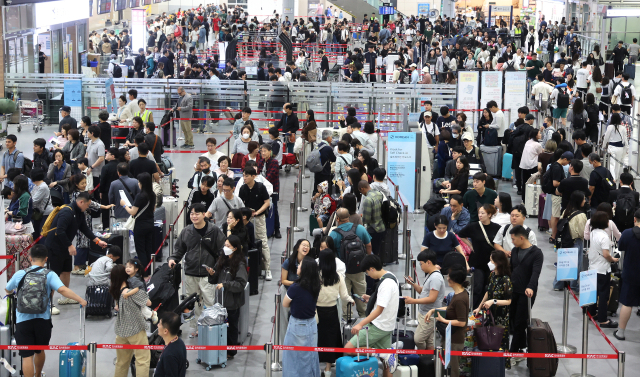 지난 추석 연휴 당시 부산 김해공항 출국장이 여행객들로 붐비는 모습. 연합뉴스