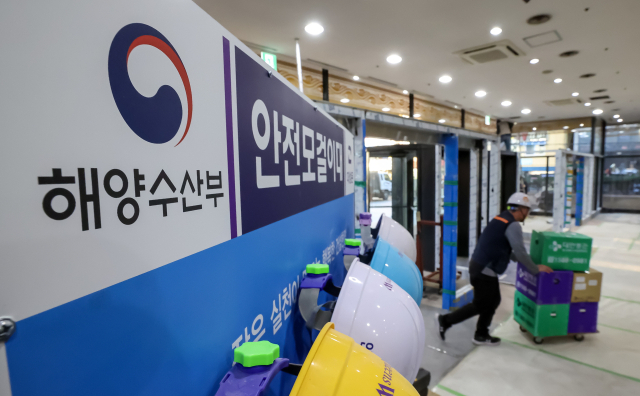 해양수산부가 세종에서 부산 동구 IM빌딩(본관)·협성타워(별관) 임시 청사로 단계적 이전을 시작한 가운데 지난 9일 이사업체 관계자들이 첫 이삿짐을 부산 본관 건물로 옮기고 있다. 김종진 기자 kjj1761@