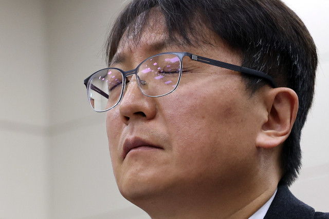 박대준 쿠팡 대표이사가 지난 2일 서울 여의도 국회에서 열린 과학기술정보방송통신위원회의 쿠팡 개인정보 유출 사고 관련 현안질의에 출석해 의원들 질의를 받으며 생각에 잠겨 있다. 연합뉴스