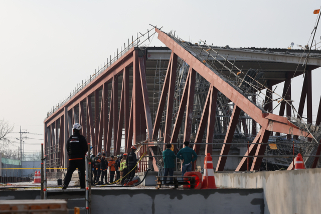 11일 광주 서구 광주대표도서관 공사 현장에서 철골 구조물이 붕괴돼 있다. 연합뉴스