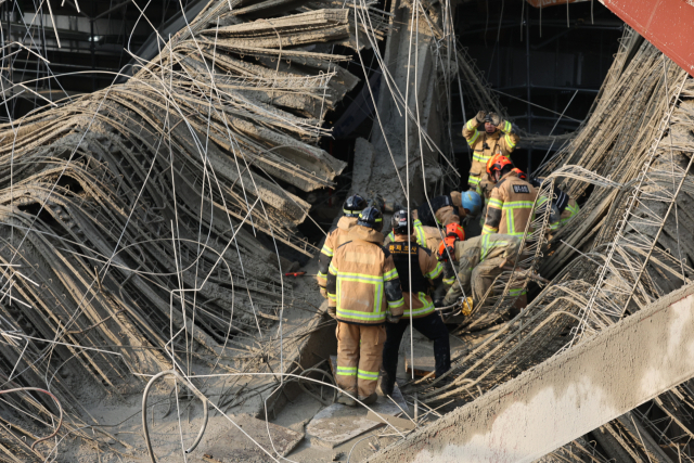 11일 광주 서구 광주대표도서관 공사현장에서 철골 구조물이 붕괴돼 구조대가 매몰 작업자 구조 활동을 하고 있다. 연합뉴스