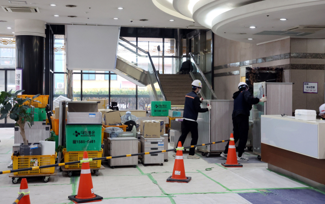 전재수 해양수산부 장관이 사의를 표명한 가운데 11일 오전 부산 동구 해양수산부 임시 청사 로비가 부처 이전 이삿짐 등으로 분주한 모습을 보이고 있다. 정종회 기자 jjh@