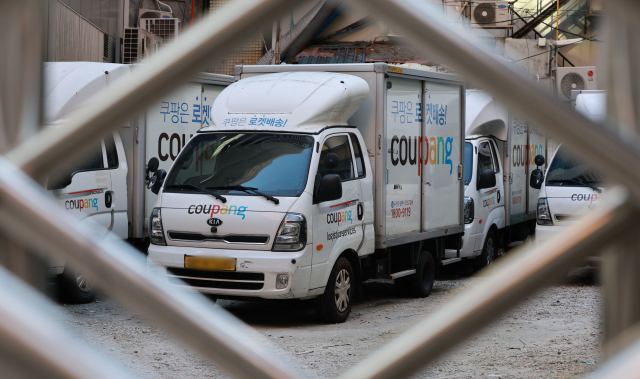 서울 시내 한 쿠팡 물류센터에 배송차량이 주차돼 있다. 연합뉴스