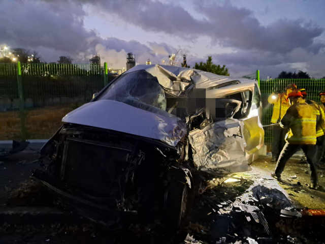 13일 오전 울산 남구 성암삼거리에서 발생한 교통사고 현장. 울산소방본부 제공