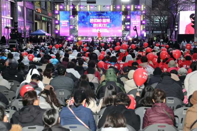 지난해 12월 물금읍에서 ‘온 골목 페스티벌’ 콘서트가 진행되고 있다. 양산시 제공