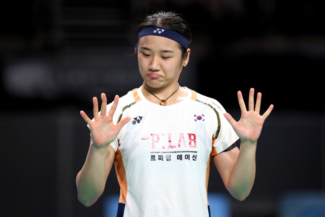 단일 시즌 최다승에 도전하는 안세영이 지난달 23일 호주 시드니에서 열린 BWF 월드투어 슈퍼 500 호주오픈에서 우승을 차지한 뒤 10승을 가리키는 세리머니를 하고 있다. AFP연합뉴스