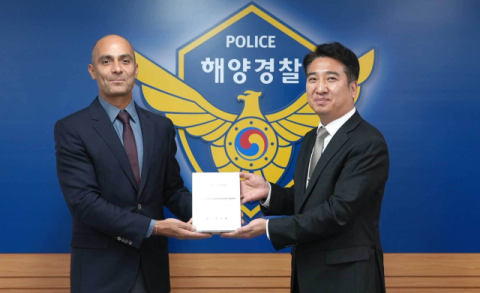 ‘짝퉁’ 명품 4100개 압수…루이비통·구찌, 남해해경에 감사패