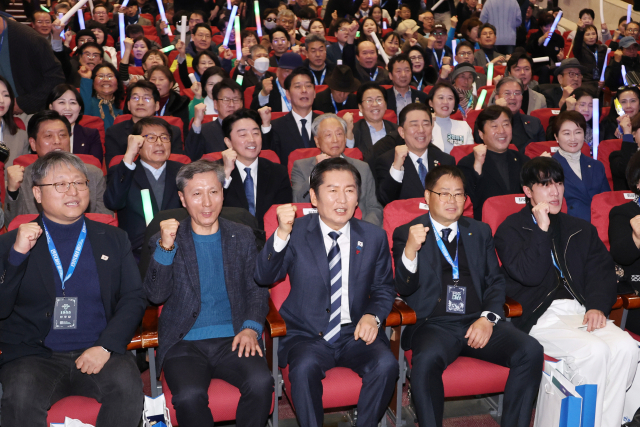 더불어민주당 정청래 대표가 14일 서울 여의도 국회 의원회관에서 열린 '더불어민주당 창당 70주년 기념 당원의 날 행사'에서 김병기 원내대표, 강훈식 대통령 비서실장, 권노갑 상임고문 등 참석자들과 함께 