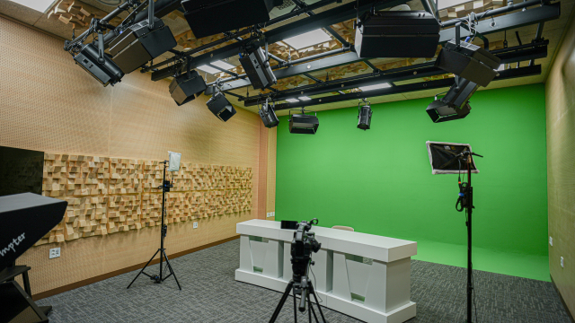 17일 개관하는 서부산영상미디어센터 내 스튜디오 모습. 서부산영상미디어센터 제공