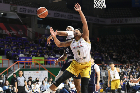 ‘안방 시리즈’ 부산 KCC, 천적 정관장 꺾고 3연승 신바람