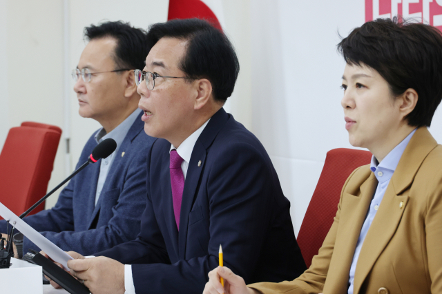 국민의힘 송언석 원내대표가 14일 서울 여의도 국회에서 통일교 금품수수 연루 의혹 특검 제안과 관련해 기자간담회를 하고 있다. 연합뉴스