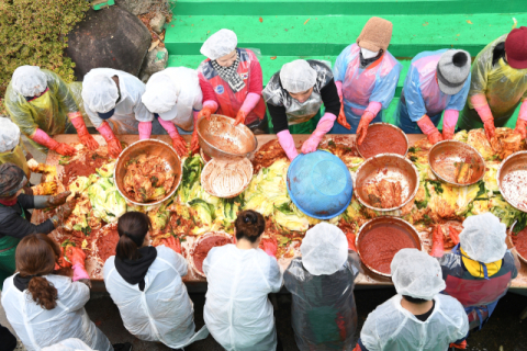 [포토뉴스] 동래구 효자암 ‘1만 포기 김장김치 담그기’ 행사