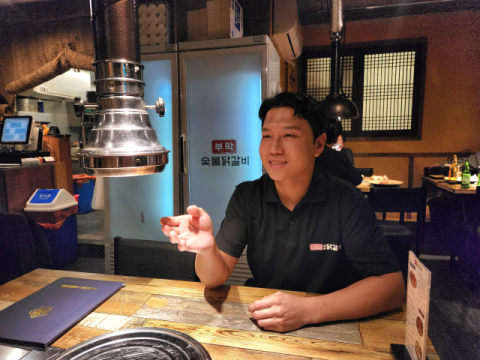 [인터뷰] “역사 잊은 민족에게 미래란 없다는 말, 일상서 실천을” 노형준 부막숯불닭갈비 부산대점 대표