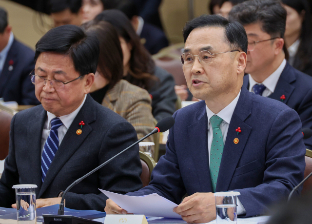 차정인(오른쪽) 국가교육위원장이 12일 세종시 정부세종컨벤션센터에서 이재명 대통령에게 업무보고를 하고 있다. 연합뉴스