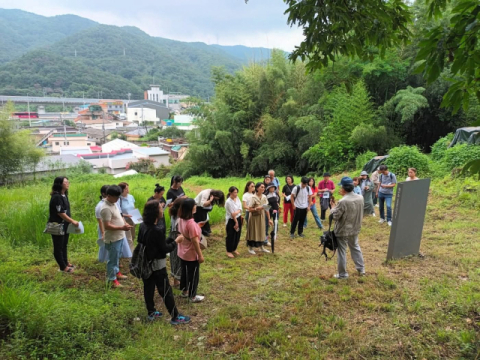 부산요포럼 회원들이 경남 양산시 법기리 가마터를 답사하고 있다.