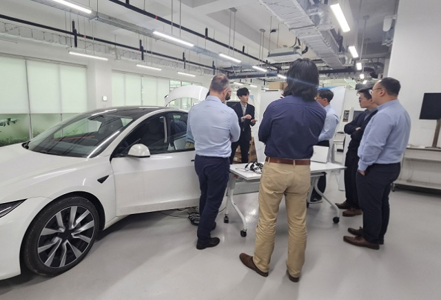 사진은 테슬라 진단이 적용된 TS 검사프로그램(KADIS) 시연 모습. 한국교통안전공단 제공