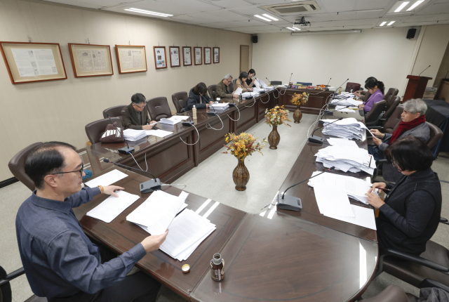 2026 부산일보 신춘문예 시, 소설, 아동문학, 평론 분야 심사 모습. 정대현 기자 jhyun@