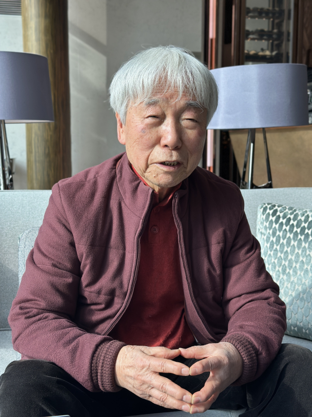 14일 오전 부산 해운대구 파라다이스호텔에서 인터뷰 중인 이우환 작가. 김은영 기자 key66@