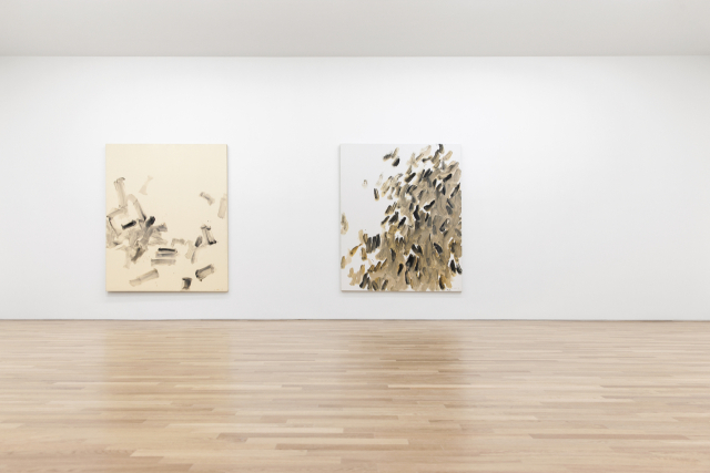 '이우환 공간' 내부 전시 작품. 사진 왼쪽은 '바람과 함께'(1990), 오른쪽은 '바람과 함께'(1988). 부산시립미술관 제공