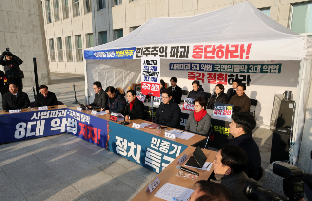 국민의힘 장동혁 대표가 15일 서울 여의도 국회 본청 앞 더불어민주당의 쟁점 법안 추진을 저지하기 위한 천막 농성장에서 열린 최고위원회의에서 발언하고 있다. 연합뉴스