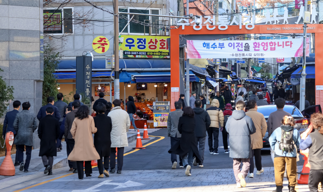 15일 낮 12시 부산 동구 수정동 해수부 청사에서 나온 직원들이 점심식사를 위해 인근 식당으로 이동하고 있다. 김종진 기자 kjj1761@