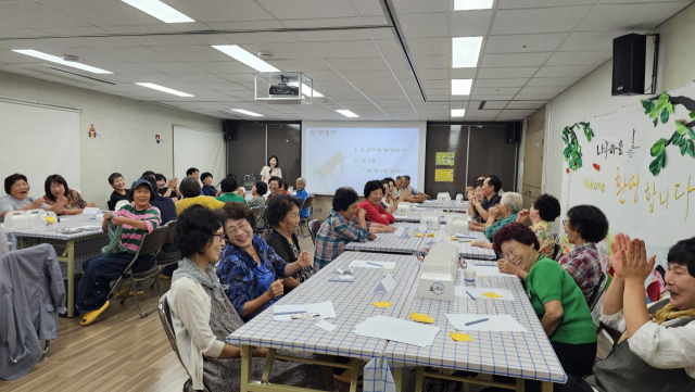 경남 의령군 귀농·귀촌인들이 지역 주민과 함께 융합 소통 교육에 참여하며 화기애애한 모습을 보이고 있다. 의령군 제공