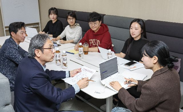 지난달 13일 부산 동구 부산일보사에서 원격근무 활성화를 통한 지역인재 유출방지 간담회가 열려 참석자들이 의견을 나누고 있는 모습. 김종진 기자 kjj1761@