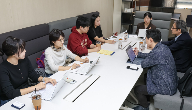 <부산일보>는 ‘지방 소멸 대안, 원격근무’ 기획 보도를 통해 지역인재 유출 방안으로 원격근무 활성화를 제안했다. 지난달 13일 부산일보사에서 열린 전문가 간담회 모습. 김종진 기자 kjj1761@