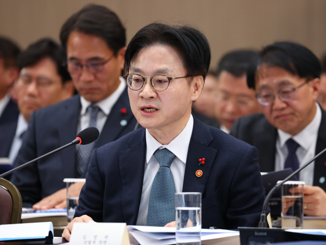 김정관 산업통상자원부 장관이 17일 정부세종컨벤션센터에서 이재명 대통령에게 업무보고를 하고 있다. 연합뉴스