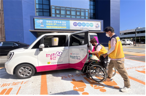 복지서비스 접근성 높인다… 사회복지시설에 승합차 28대 전달
