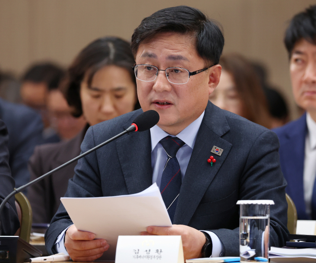 김성환 기후에너지환경부 장관이 17일 정부세종컨벤션센터에서 이재명 대통령에게 업무보고를 하고 있다. 연합뉴스