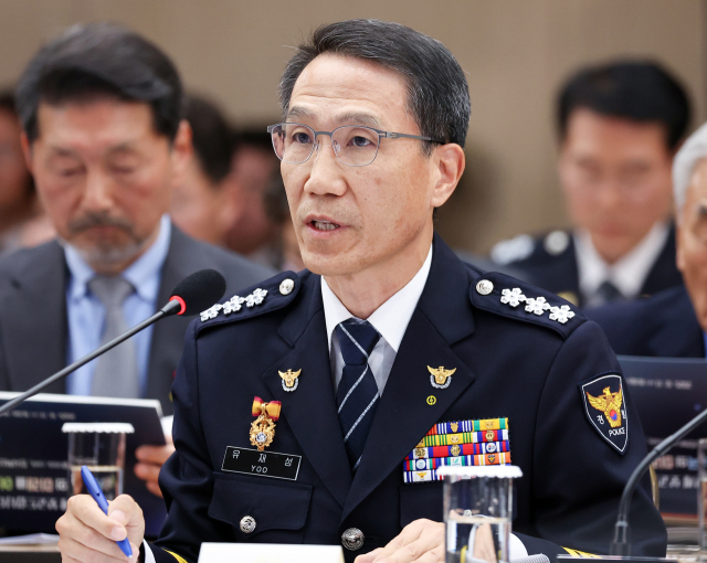 유재성 경찰청장 직무대행이 17일 정부세종컨벤션센터에서 이재명 대통령에게 업무보고를 하고 있다. 연합뉴스