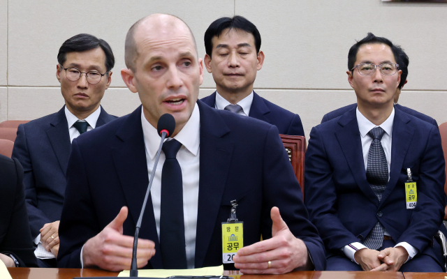 17일 청문회에 출석한 해롤드 로저스 쿠팡 임시 대표이사가 질의에 답변하고 있다. 연합뉴스