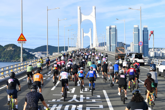 지난 9월 21일 부산 광안대교에서 해상 교량을 연결해 달리는 자전거 축제 '세븐브릿지투어' 참가자들이 투어를 시작하고 있다. 부산시 제공