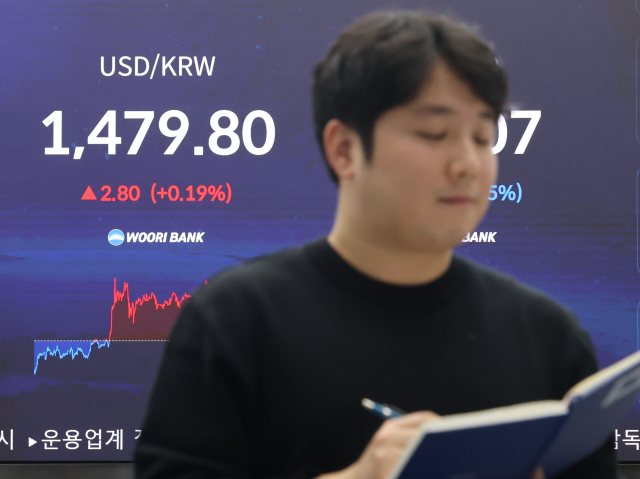 17일 서울 중구 우리은행 본점 딜링룸 현황판에 코스피 지수 등이 표시되고 있다. 이날 코스피 지수는 전 거래일 대비 57.28p 오른 4,056.41에, 코스닥은 5.04p(0.55%) 내린 911.07에 장을 마감했다. 원/달러 환율은 오후3시30분 기준 전날보다 2.8원 오른 1,479.8원으로 마감했다. 연합뉴스
