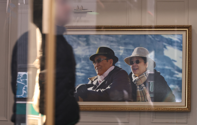 경찰이 정치권 인사들의 통일교 금품 수수 의혹과 관련해 첫 강제수사에 나선 15일 서울 용산구 세계평화통일가정연합 한국본부 로비에 한학자 통일교 총재(오른쪽)와 고 문선명 통일교 총재 사진이 걸려 있다. 경찰청 특별전담수사팀은 이날 오전 9시께부터 경기 가평 통일교 천정궁과 서울 용산구 통일교 서울본부 등 10곳에 대해 압수수색영장을 집행 중이다. 연합뉴스