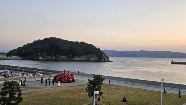 일본 나오시마 섬 미야노우라 항을 떠나는 페리 안에서 찍은 쿠사마 야요이의 '빨간 호박'이 있는 풍경. 김은영 기자 key66@
