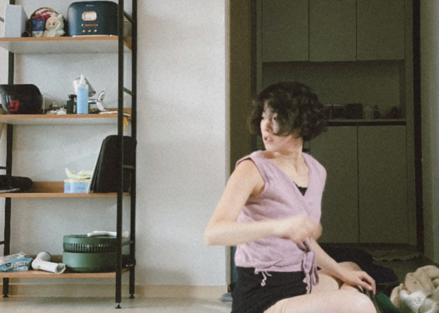 박소희 안무·연출의 신작 ‘그랜니코드’를 연습 중인 배진아 무용수. 공연 연습도 박 안무가 집에서 진행했다. 뽕잡화점 제공