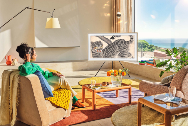 삼성전자 모델이 삼성 TV 전용 예술 작품 구독 서비스 삼성 아트 스토어를 통해 ‘이건희 컬렉션’의 민화 ‘호랑이와 까치’를 감상하고 있다.삼성전자 제공