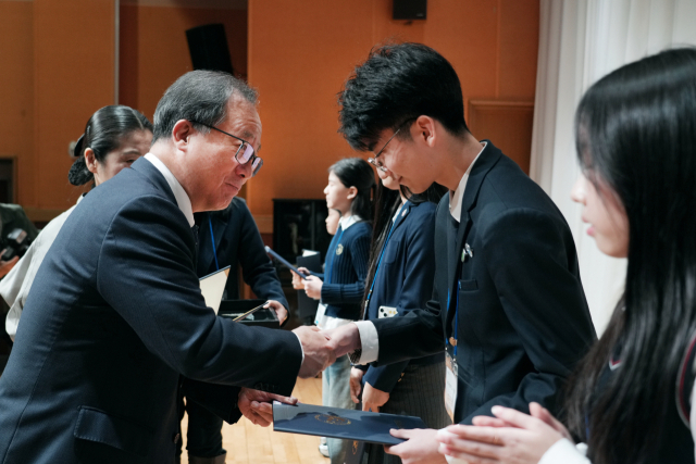 지난 15일 오후 부산남부교육지원청에서 열린 ‘2025 제19회 선생님 자랑대회 시상식’에서 김석준 부산시교육감이 수상자에게 상을 건네고 있다. 부산시교육청 제공