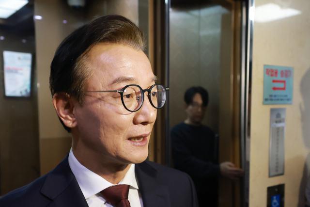 전재수 전 해양수산부 장관이 15일 국회의원회관 내 사무실에서 나오며 취재진 질문에 답하고 있다. 경찰은 이날 정치권 인사들의 통일교 금품 수수 의혹과 관련해 첫 강제수사에 착수하며 전 전 장관 사무실을 압수수색했다. 연합뉴스