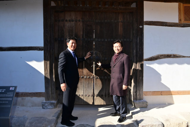 허선구 선생 후손인 허맹 행성사 회장(좌)과 조규일 진주시장(우)이 고가에서 개문식을 진행하고 있다. 김현우 기자