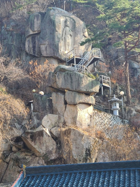 동래구 사찰 10m 높이 바위 낙석 우려… 예산 부족에 한 달 넘게 조치 없어