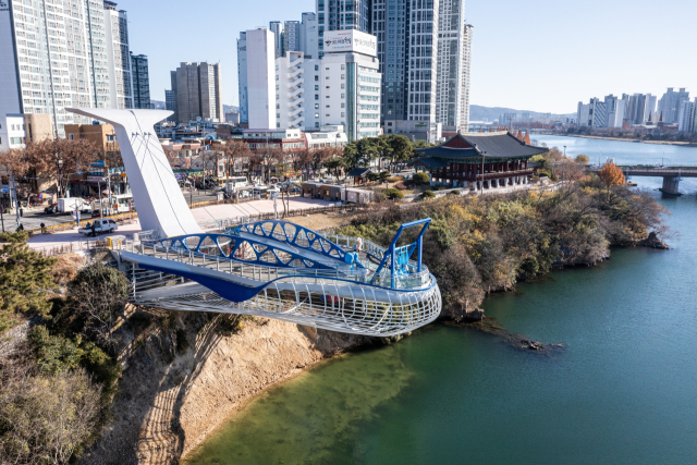 오는 24일 전면 개방을 앞둔 울산 중구 태화강 상부의 ‘태화루(용금소) 스카이워크’ 전경. 오른쪽 뒤편으로 울산의 상징적 전통 누각인 태화루가 보인다. 울산시 제공