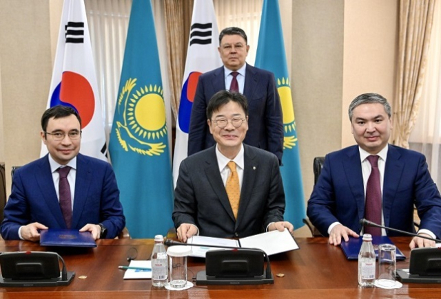 한국해외인프라도시개발지원공사(KIND)는 지난 11일 카자흐스탄에서 카나트 보줌바예프 카자흐스탄 부총리가 참석한 가운데 카자흐스탄 산업건설부 및 알라타우시 총괄청 국부펀드와 알라타우 스마트시티 개발 협력을 위한 양해각서(MOU)를 체결했다. KIND 제공