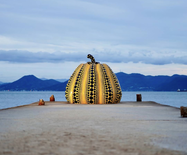 일본 나오시마의 상징과도 같은 쿠사마 야요이의 '호박'이 야외에 설치돼 있다. 나오시마를 찾는 관광객이 1순위로 찾는 곳이기도 하다. 이현종 제공