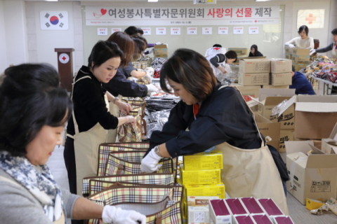 부산적십자 여성봉사특별자문위, ‘사랑의 선물’ 제작