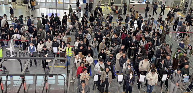 부산 강서구 김해국제공항 국제선 청사 2층이 이용객들로 붐비고 있다. 김준현 기자 joon@